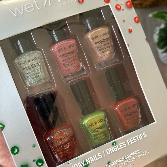 New Wet n Wild Holiday Nails Set - Multicolor Gift Box Set Set of 6 - Picture 2 of 8